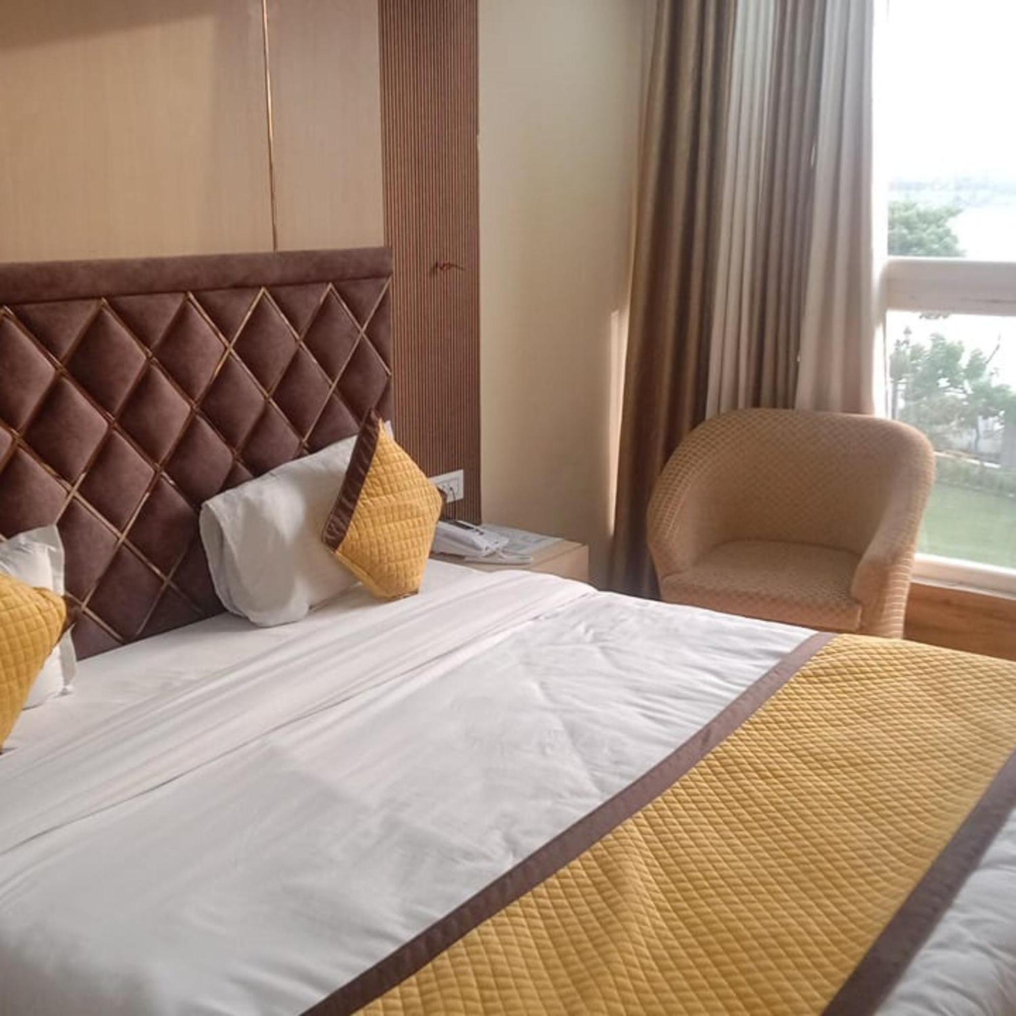 Hotel Lake View Grand Lucknow Bagian luar foto