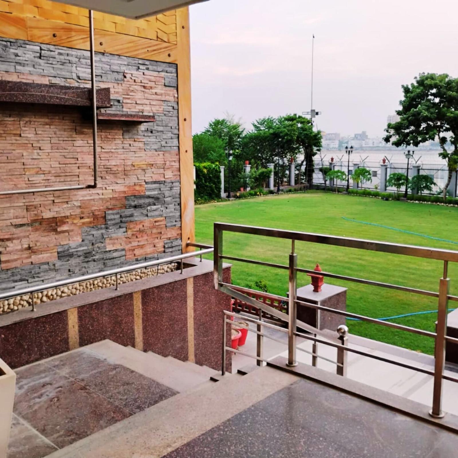 Hotel Lake View Grand Lucknow Bagian luar foto