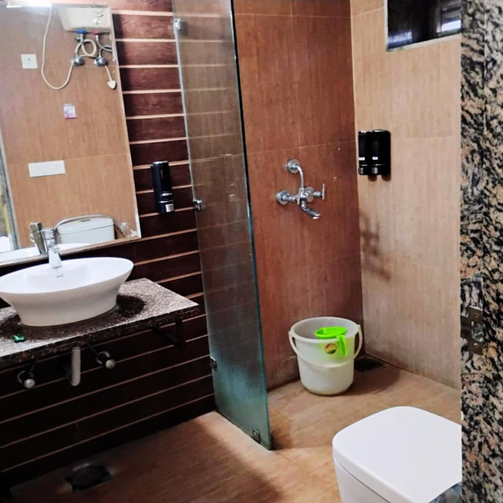 Hotel Lake View Grand Lucknow Bagian luar foto