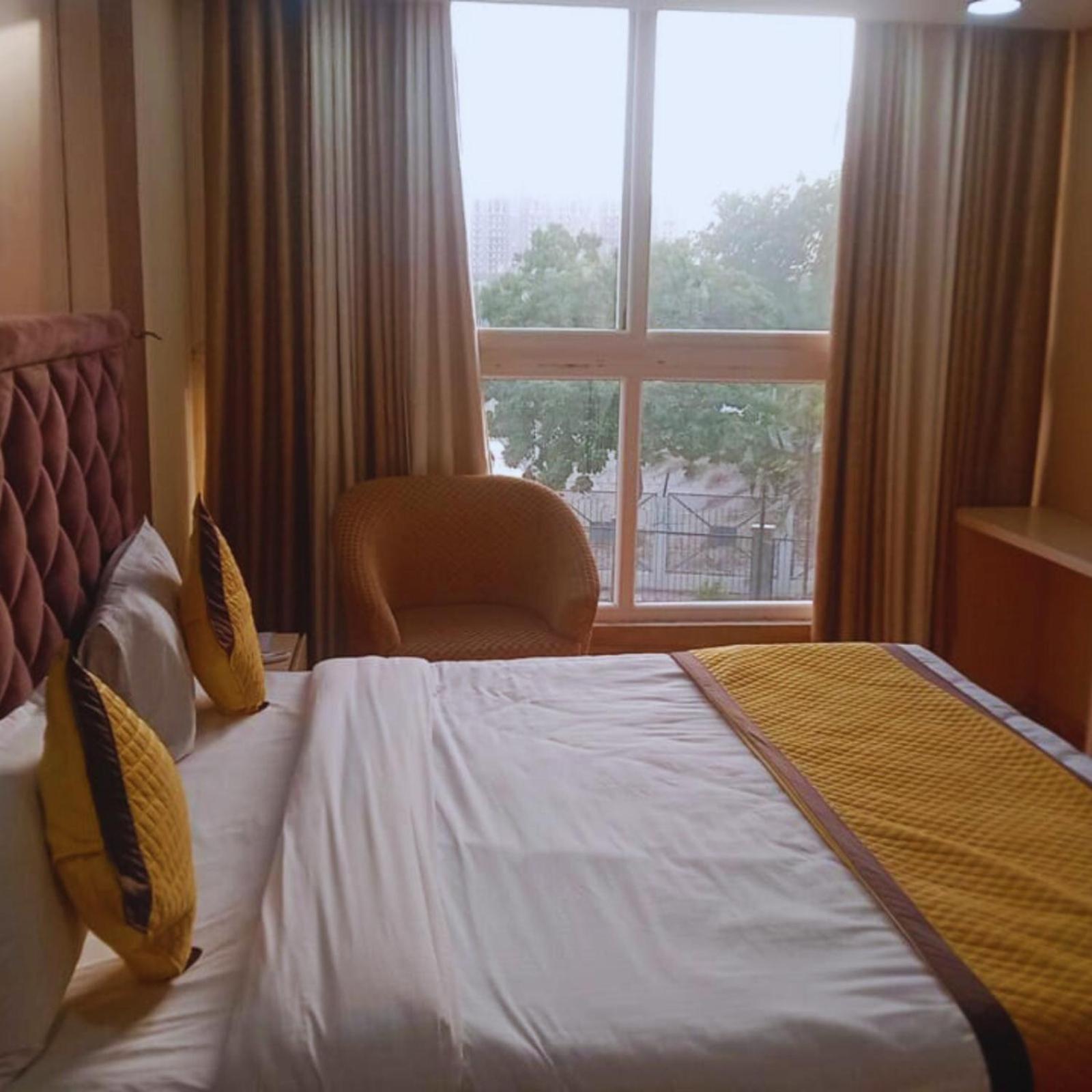 Hotel Lake View Grand Lucknow Bagian luar foto