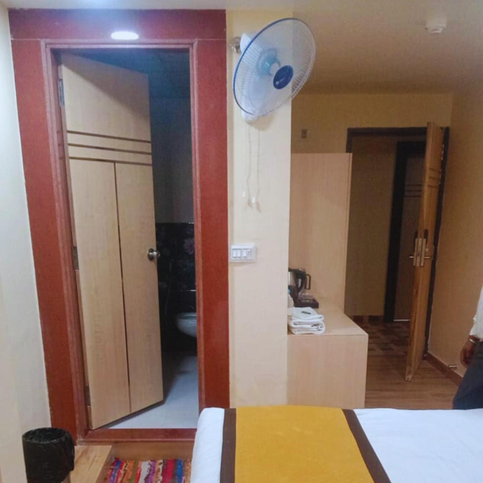 Hotel Lake View Grand Lucknow Bagian luar foto
