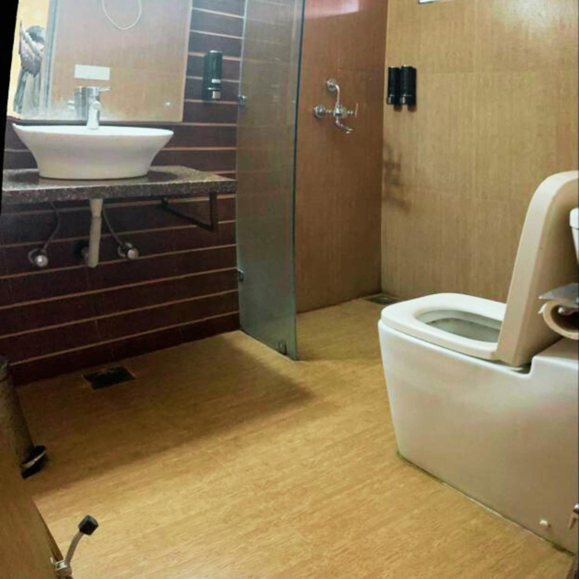 Hotel Lake View Grand Lucknow Bagian luar foto