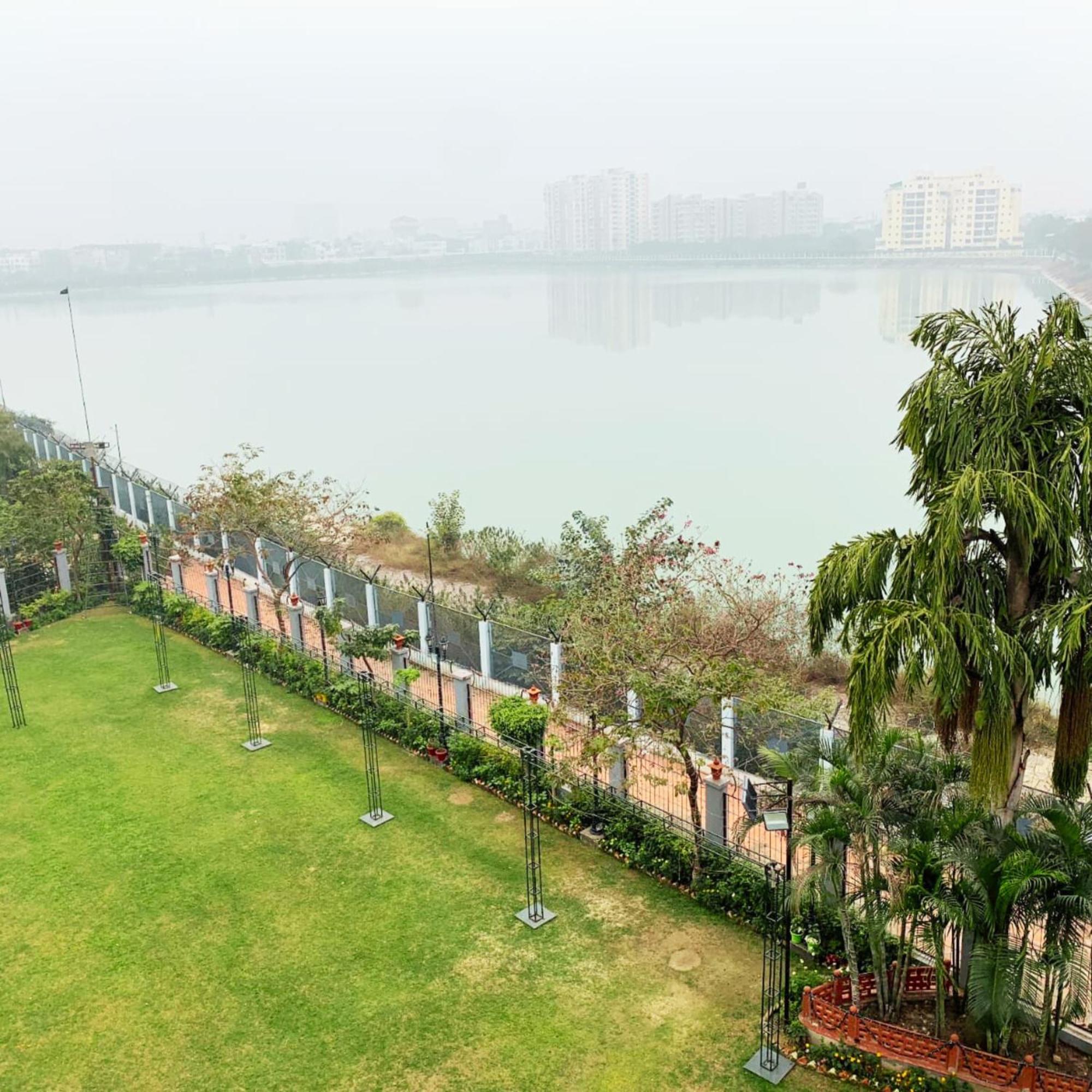 Hotel Lake View Grand Lucknow Bagian luar foto
