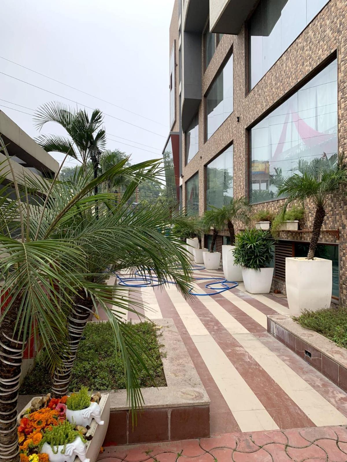 Hotel Lake View Grand Lucknow Bagian luar foto