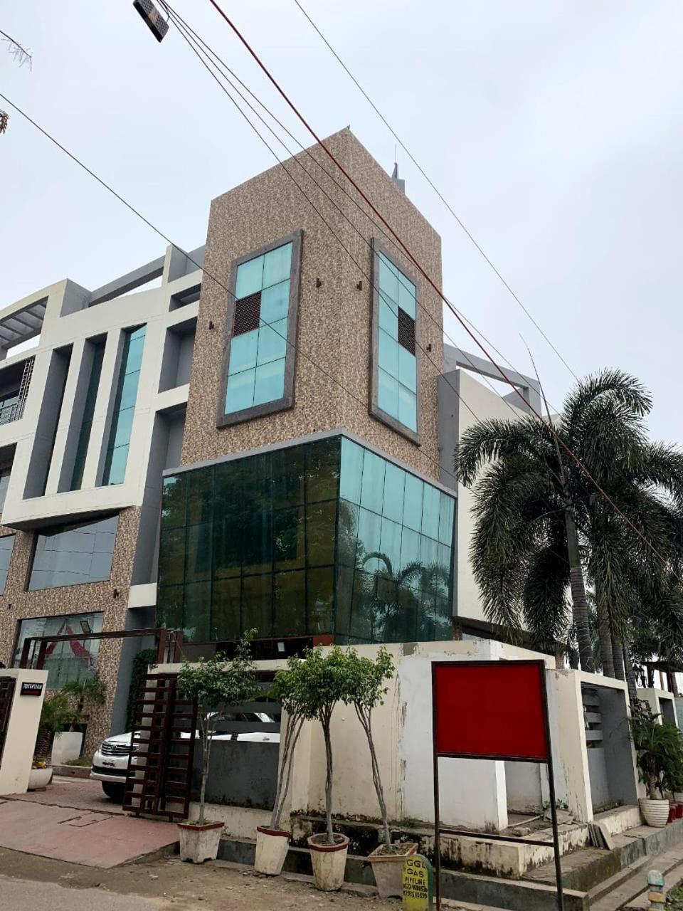 Hotel Lake View Grand Lucknow Bagian luar foto