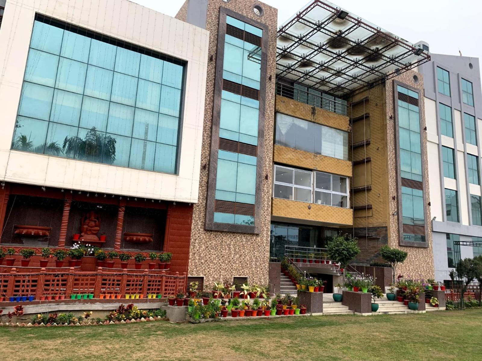 Hotel Lake View Grand Lucknow Bagian luar foto