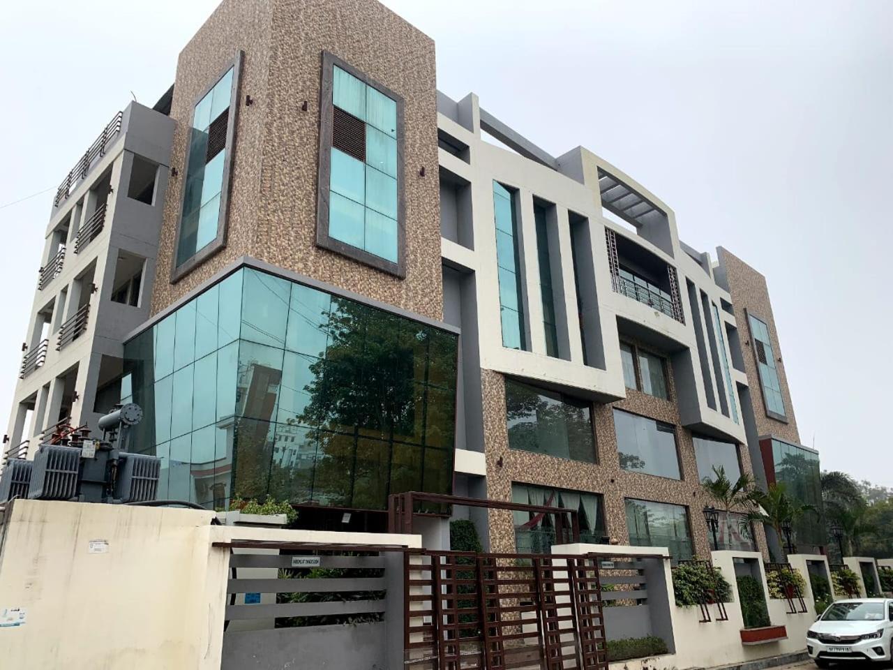Hotel Lake View Grand Lucknow Bagian luar foto