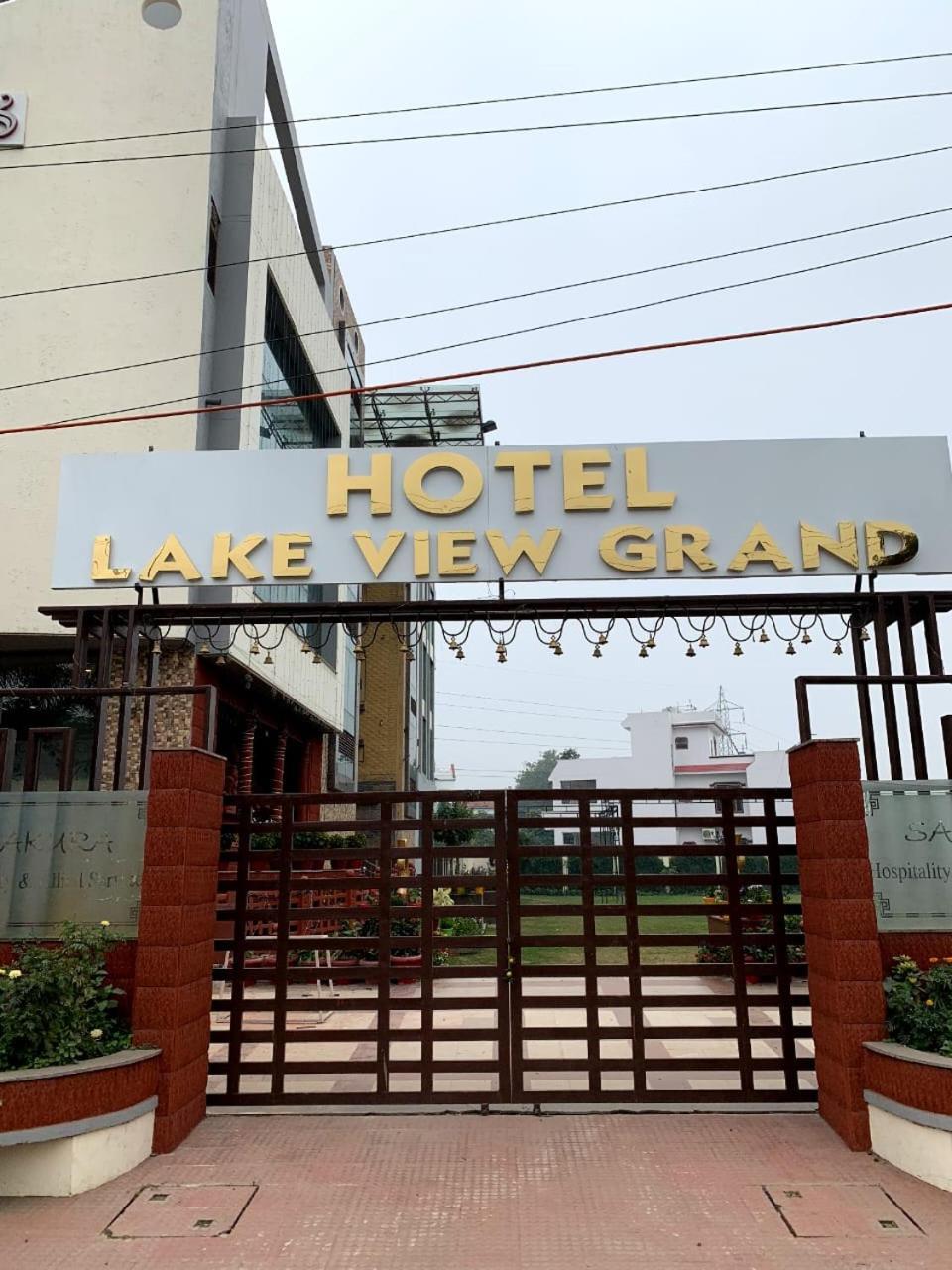 Hotel Lake View Grand Lucknow Bagian luar foto