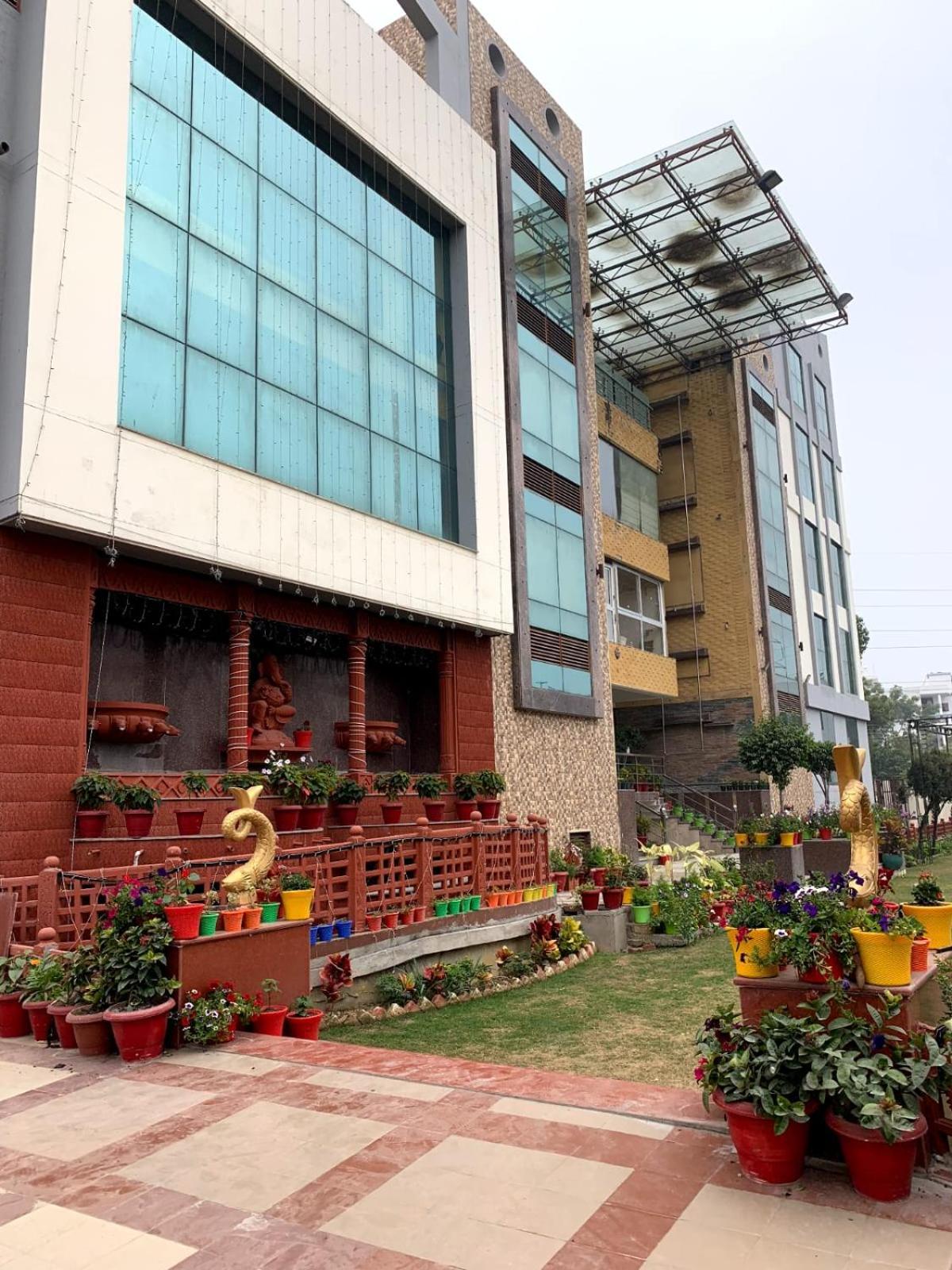 Hotel Lake View Grand Lucknow Bagian luar foto