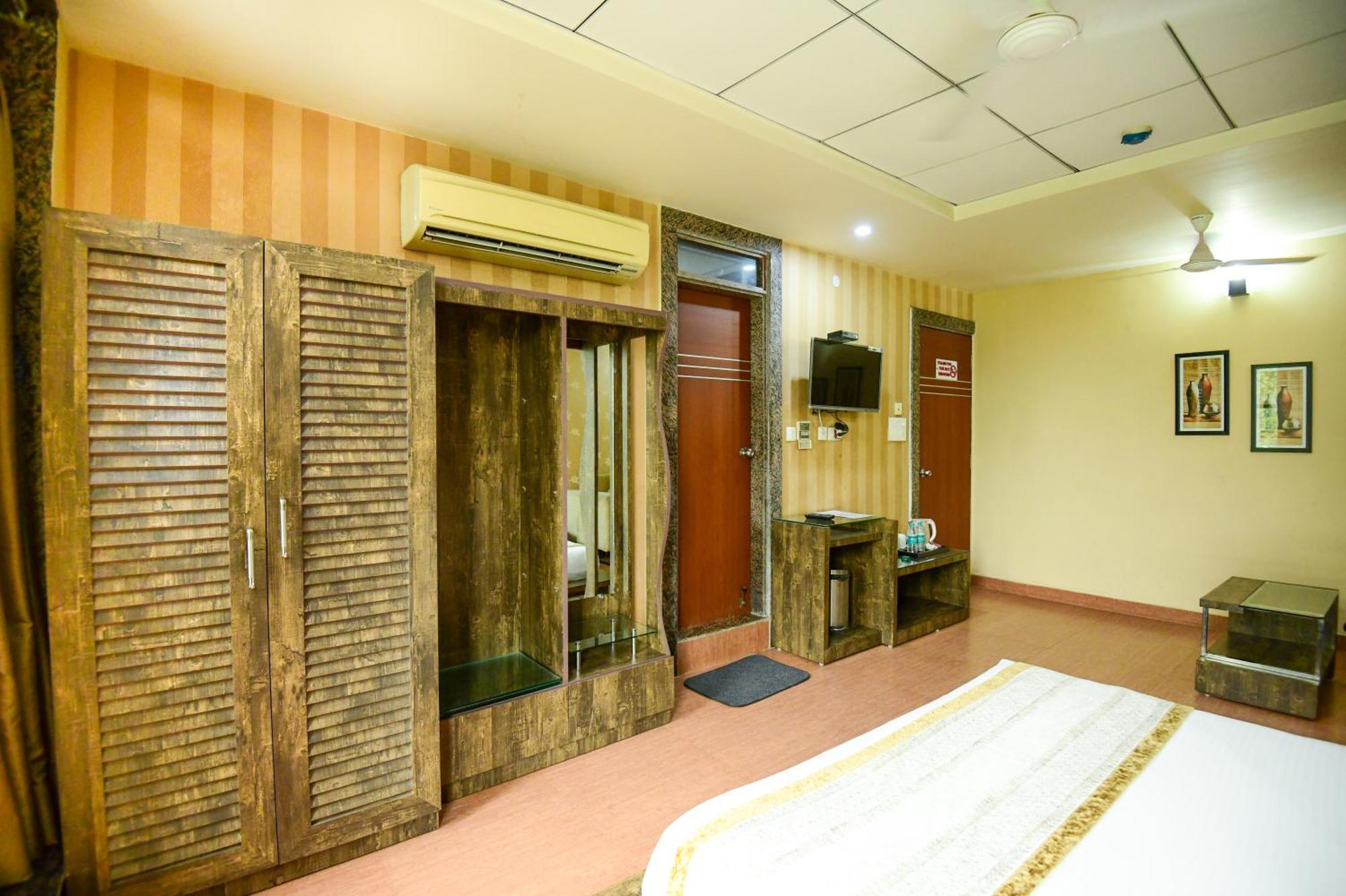 Hotel Lake View Grand Lucknow Bagian luar foto