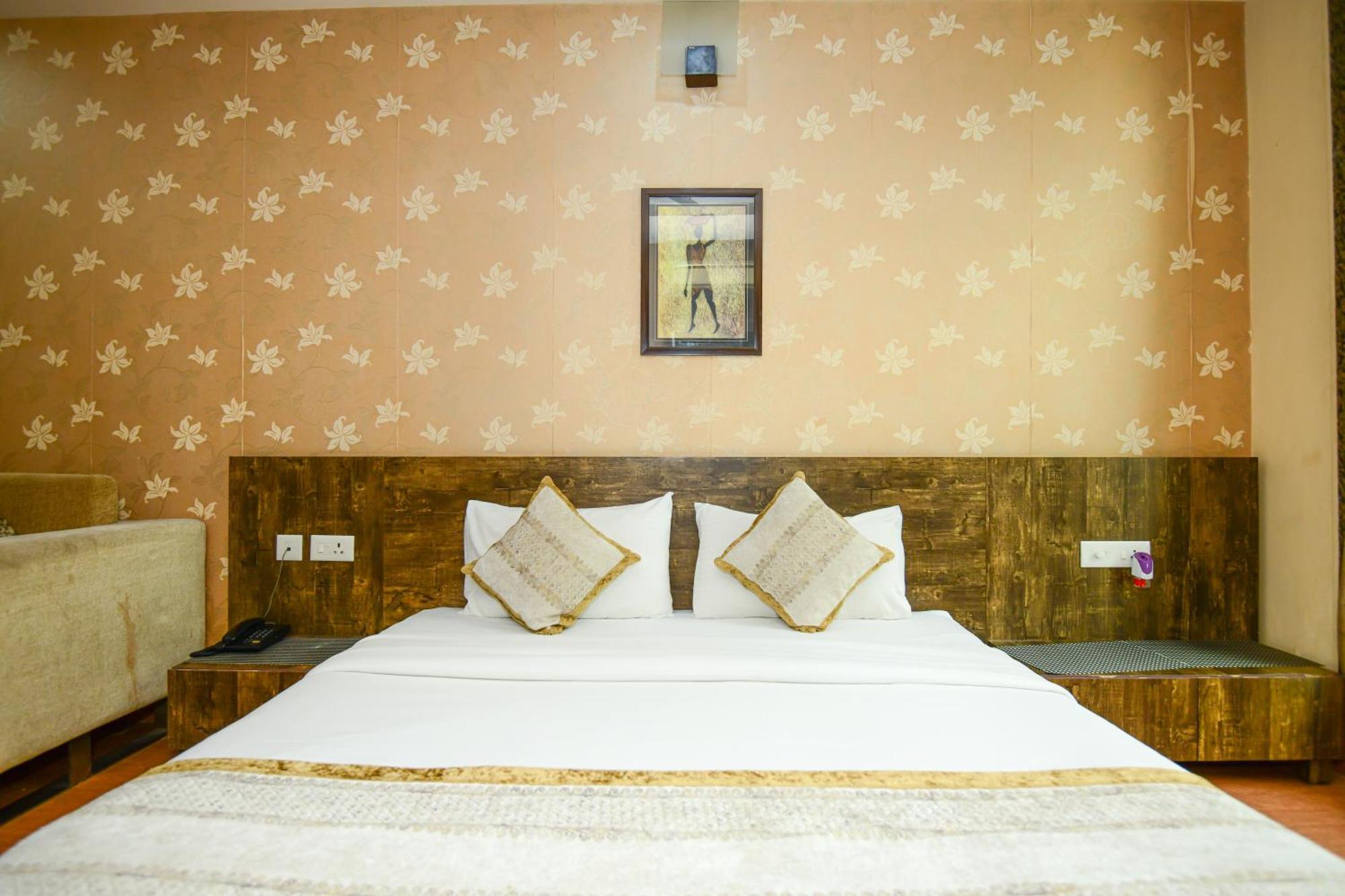 Hotel Lake View Grand Lucknow Bagian luar foto