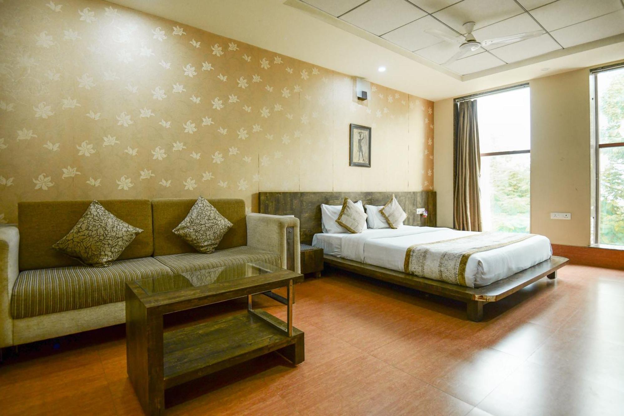 Hotel Lake View Grand Lucknow Bagian luar foto
