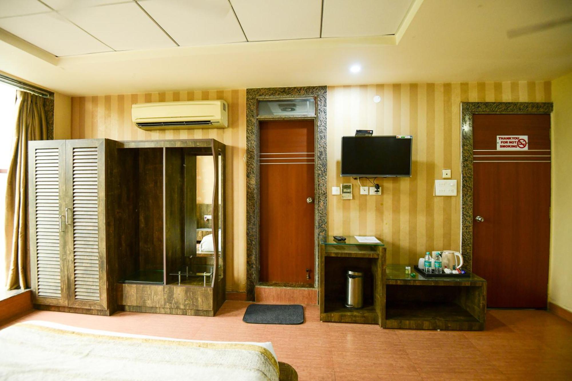 Hotel Lake View Grand Lucknow Bagian luar foto